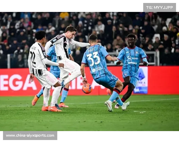 伊尔迪兹扳平比分后滑跪庆祝，尤文图斯球迷看台沸腾