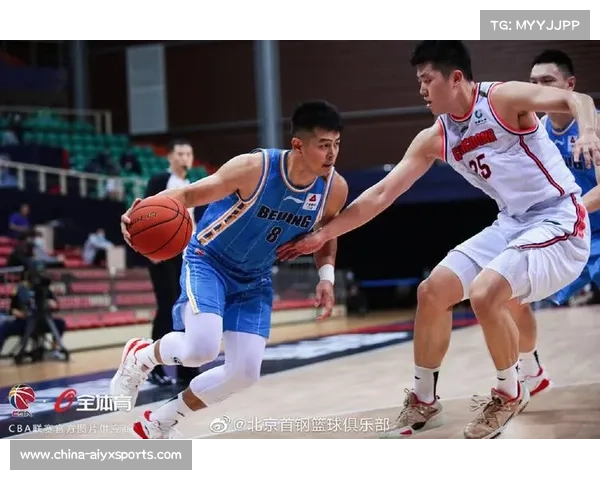 两只猫咪先后闯入CBA川粤战赛场，保安追逐引全场欢笑